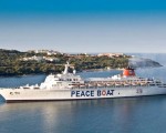 El Barco de la Paz pretende crear conciencia y acción con el fin de lograr cambios sociales y políticos en el mundo.